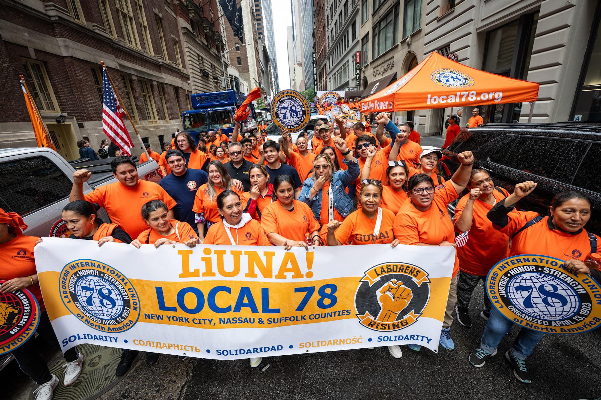 La Solidaridad De Los Trabajadores Es La Mejor Estrategia Para Derrotar Al Fascismo en Ascenso Los miembros del Local 78 de LiUNA participaron en el Desfile del Día del Trabajo de la ciudad de Nueva York el 7 de septiembre. Foto cortesía del Local 78.