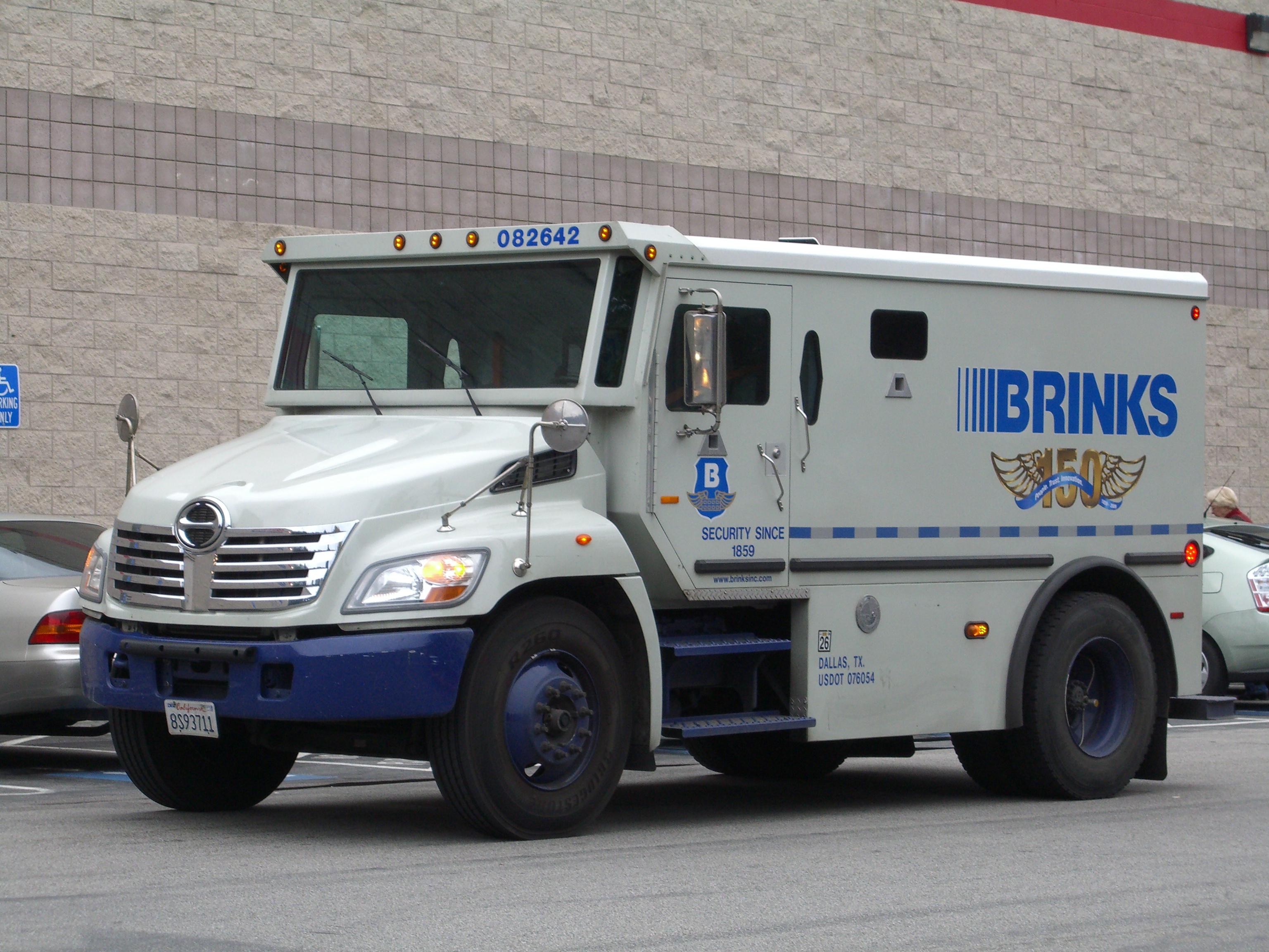 how much do armored truck security guards make