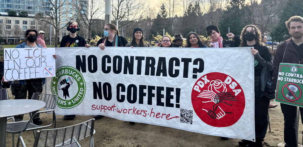 Trabajadores con un poster diciendo: Sin contracto no hay cafe!