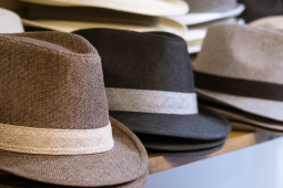 Una foto de varias gorras. 