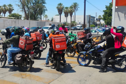 Trabajadores realizan un paro laboral en sus motocicletas.