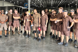 Varios trabajadores reunidos en uniformes de UPS. 