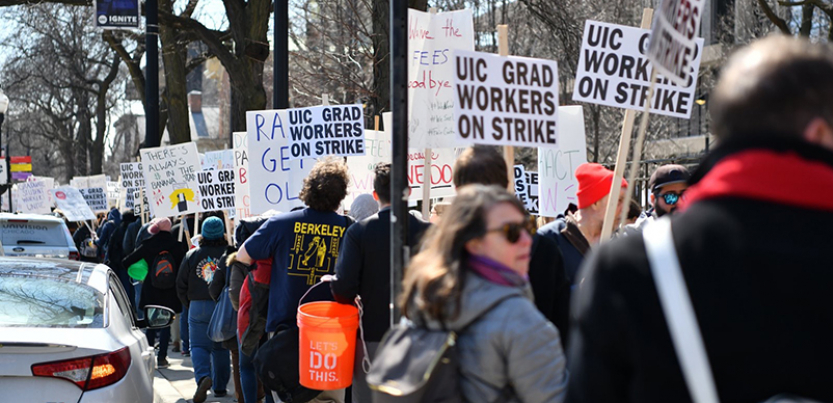UIC picketers on sidewalk