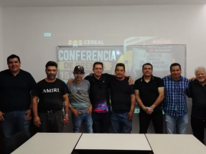 Ex trabajadores de Honda se reunen para una foto. 