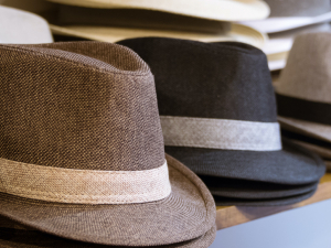 Una foto de varias gorras. 