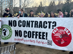 Trabajadores con un poster diciendo: Sin contracto no hay cafe!