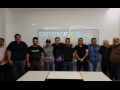 Ex trabajadores de Honda se reunen para una foto. 
