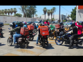Trabajadores realizan un paro laboral en sus motocicletas.
