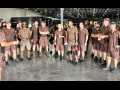 Varios trabajadores reunidos en uniformes de UPS. 