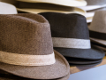Una foto de varias gorras. 